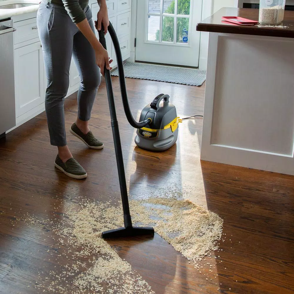 Stinger 2.5 Gal. 1.75 Peak HP Compact Wet/Dry Shop Vacuum with Hose and 6 Filter Bags