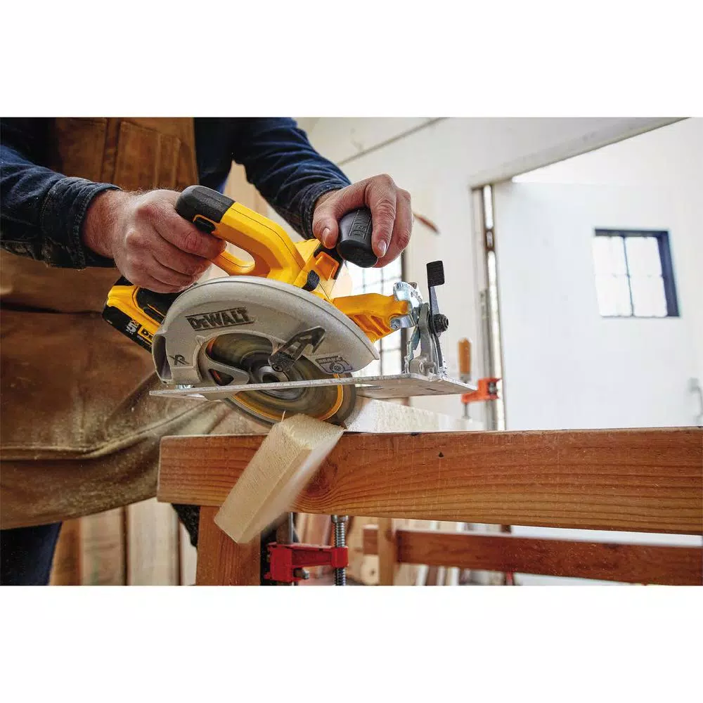 DEWALT 20V MAX XR Cordless Brushless 7-1/4 in. Circular Saw Kit with (2) 5.0 Ah Batteries and Charger