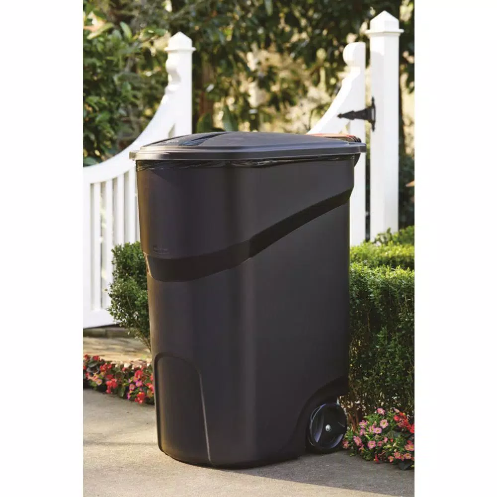 Rubbermaid Roughneck 45 Gallon Wheeled Trash Can with Hinged Lid, Black