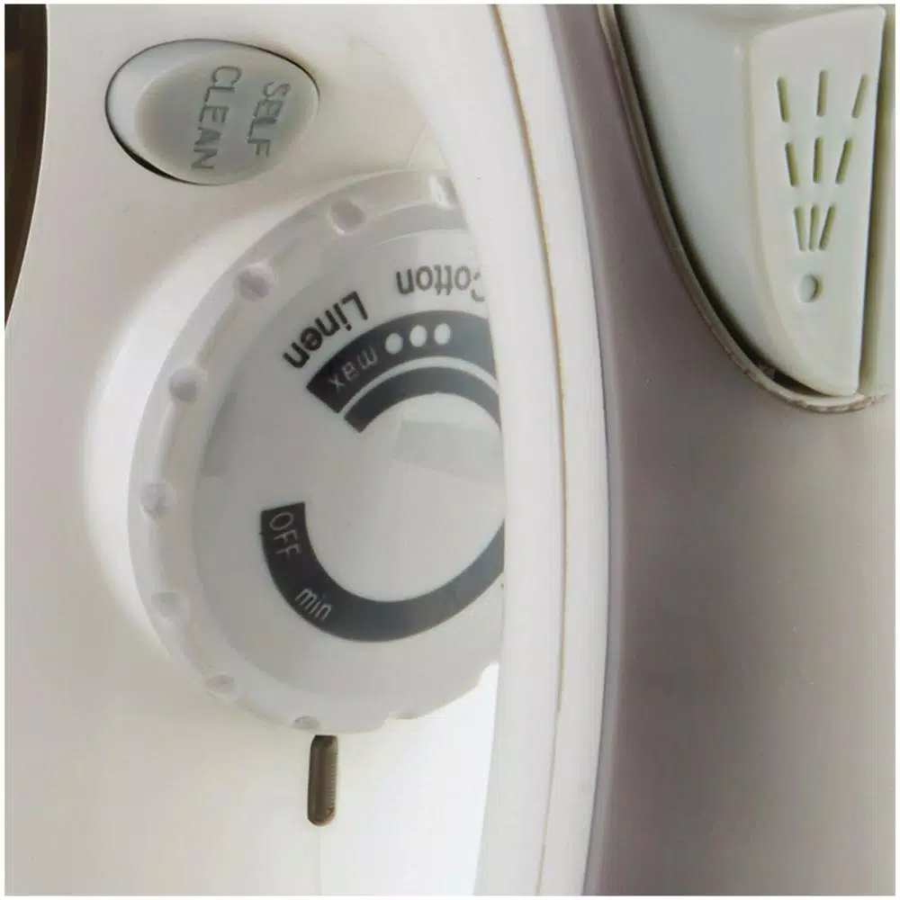 Brentwood Appliances 1200W Steam Iron with Retractable Cord and Non-Stick Soleplate
