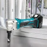 Makita 18V LXT Lithium-Ion Cordless 16-Gauge Metal Nibbler Kit with 5.0Ah Battery and Charger thumbnail 4