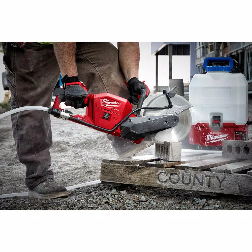 Milwaukee M18 FUEL 9 in. Cut Off Saw with ONE-KEY & M18 SWITCH TANK 4 Gal. Backpack Water Supply Kit