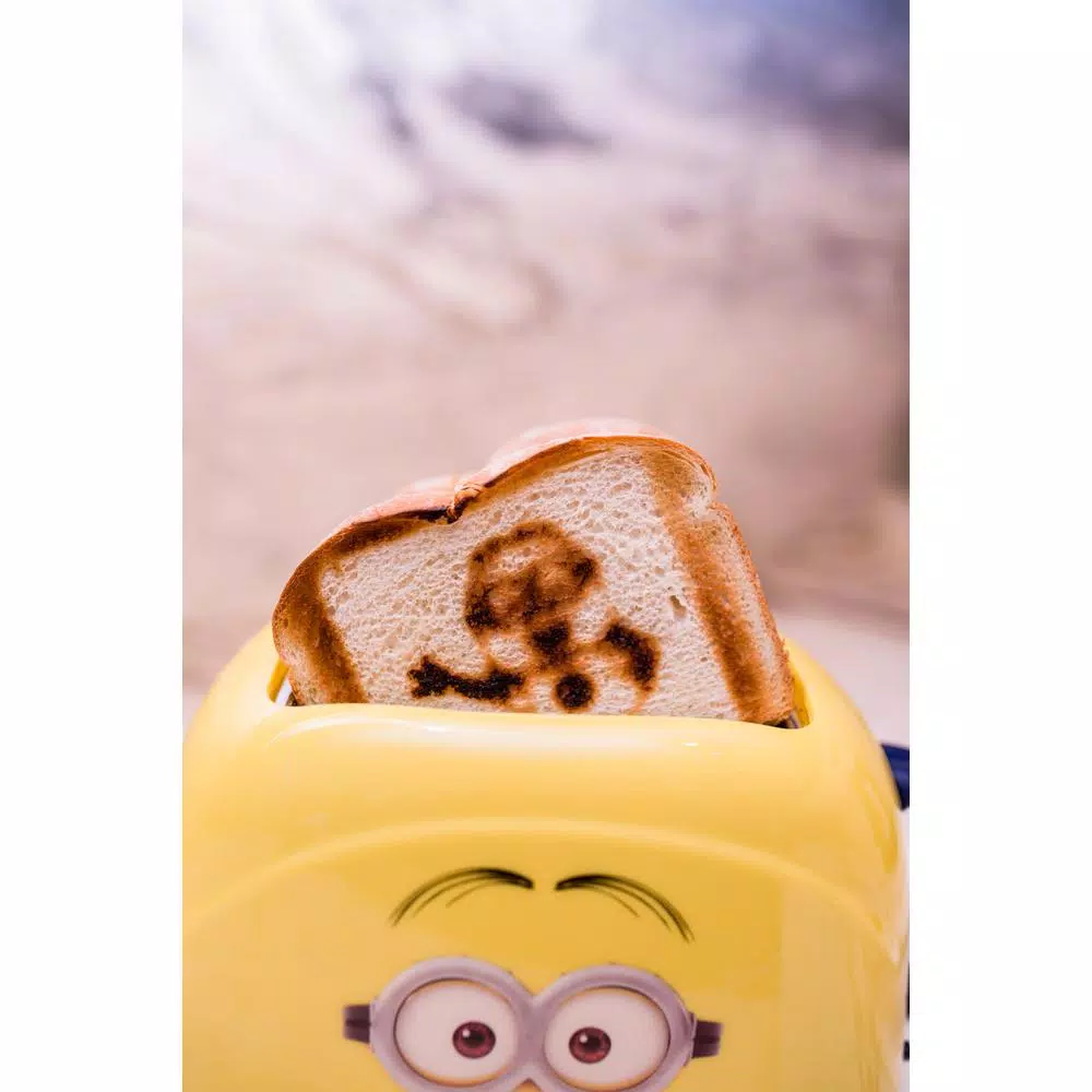 Uncanny Brands Minions Dave 2-Slice Yellow Toaster with Character Image Toasting