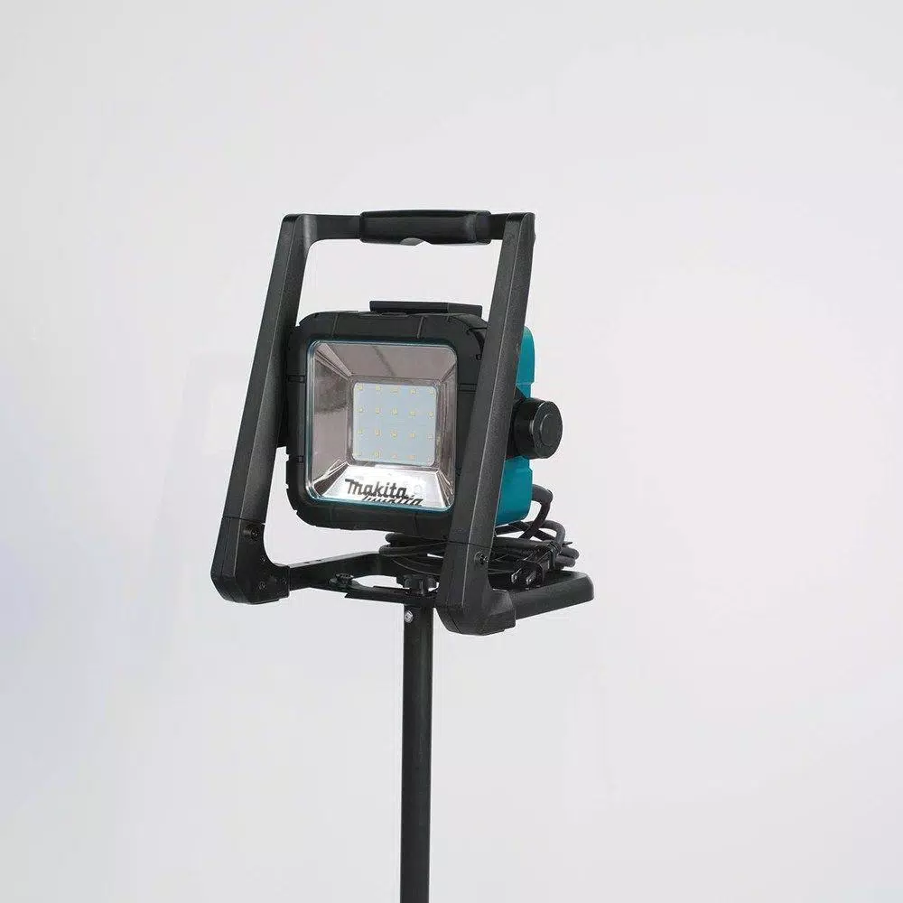 Makita 18V LXT Cordless/Corded LED Flood Light, 750 Lumens, DML805