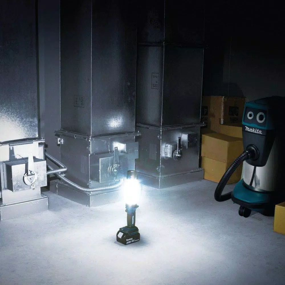Makita 18V LXT Cordless LED Lantern and Flashlight, 610 Lumens