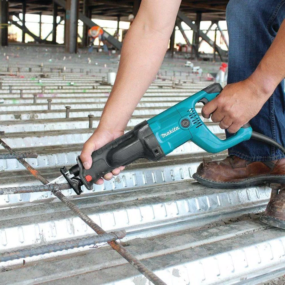 Makita 11 Amp Corded Variable Speed Reciprocating Saw Bundle with 6-Piece Blade Assortment Set