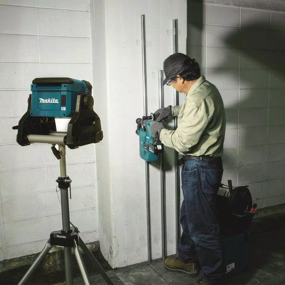 Makita 18V LXT Cordless/Corded LED Work Light, 3000 Lumens, IP65 Rated (DML811)