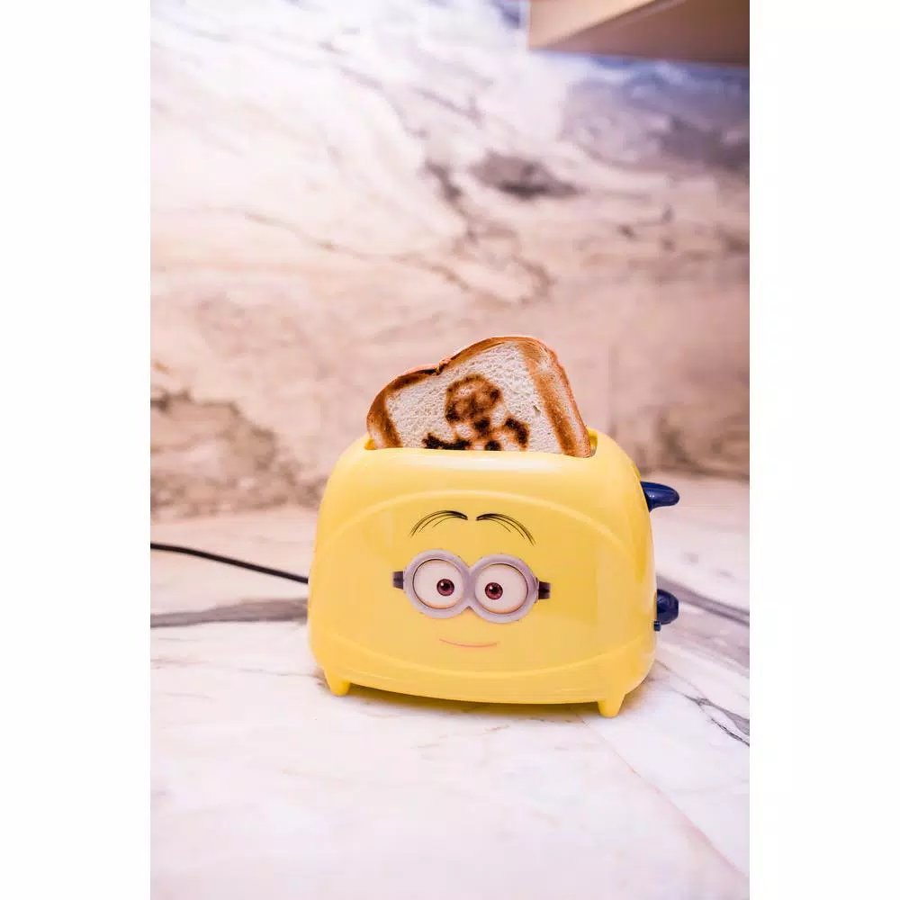 Uncanny Brands Minions Dave 2-Slice Yellow Toaster with Character Image Toasting