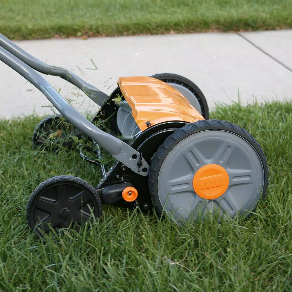 Fiskars StaySharp 17 in. Manual Push Reel Mower, Non-Electric Walk Behind
