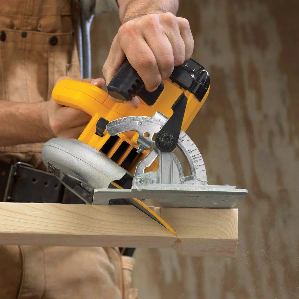 DEWALT 15 Amp 7-1/4 in. Lightweight Corded Circular Saw