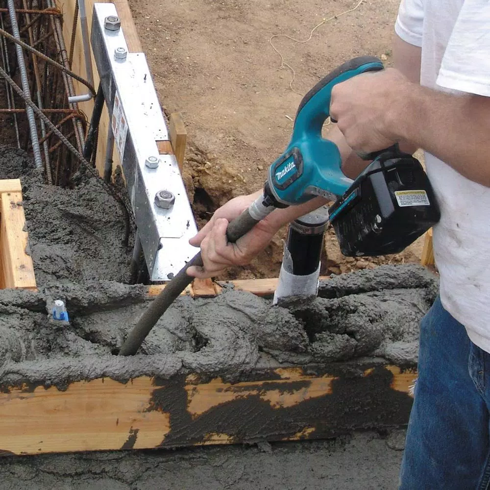 Makita 18V LXT Cordless 4 ft. Concrete Vibrator Kit (XVR01T) with 5.0Ah Battery and Charger