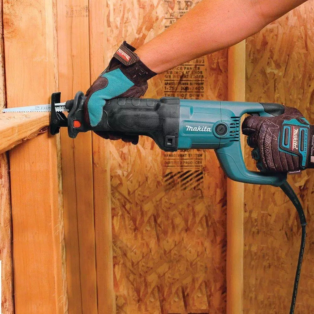 Makita 11 Amp Corded Variable Speed Reciprocating Saw Bundle with 6-Piece Blade Assortment Set
