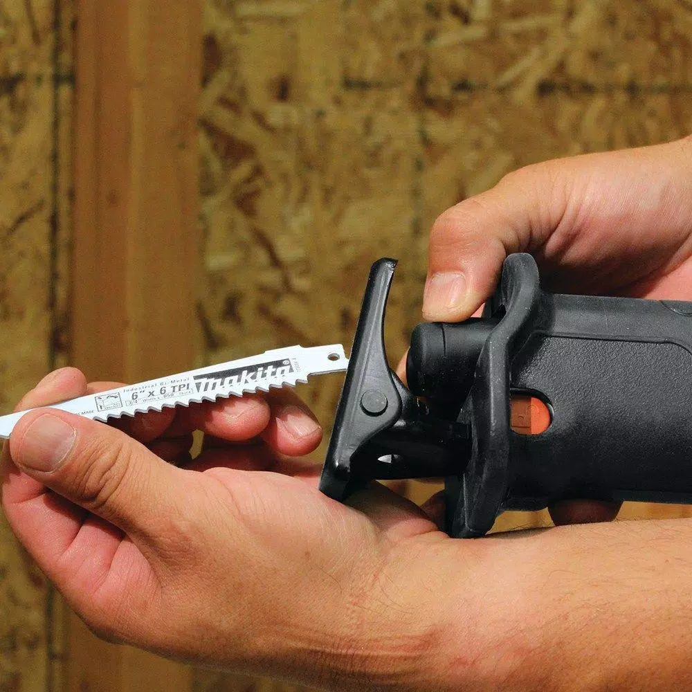 Makita 11 Amp Corded Variable Speed Reciprocating Saw Bundle with 6-Piece Blade Assortment Set