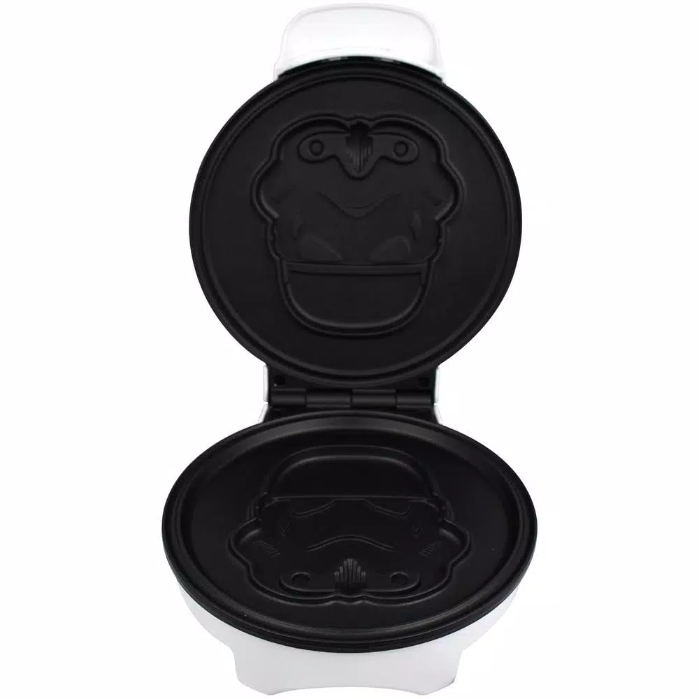 Uncanny Brands Star Wars Stormtrooper American Waffle Maker - White & Black