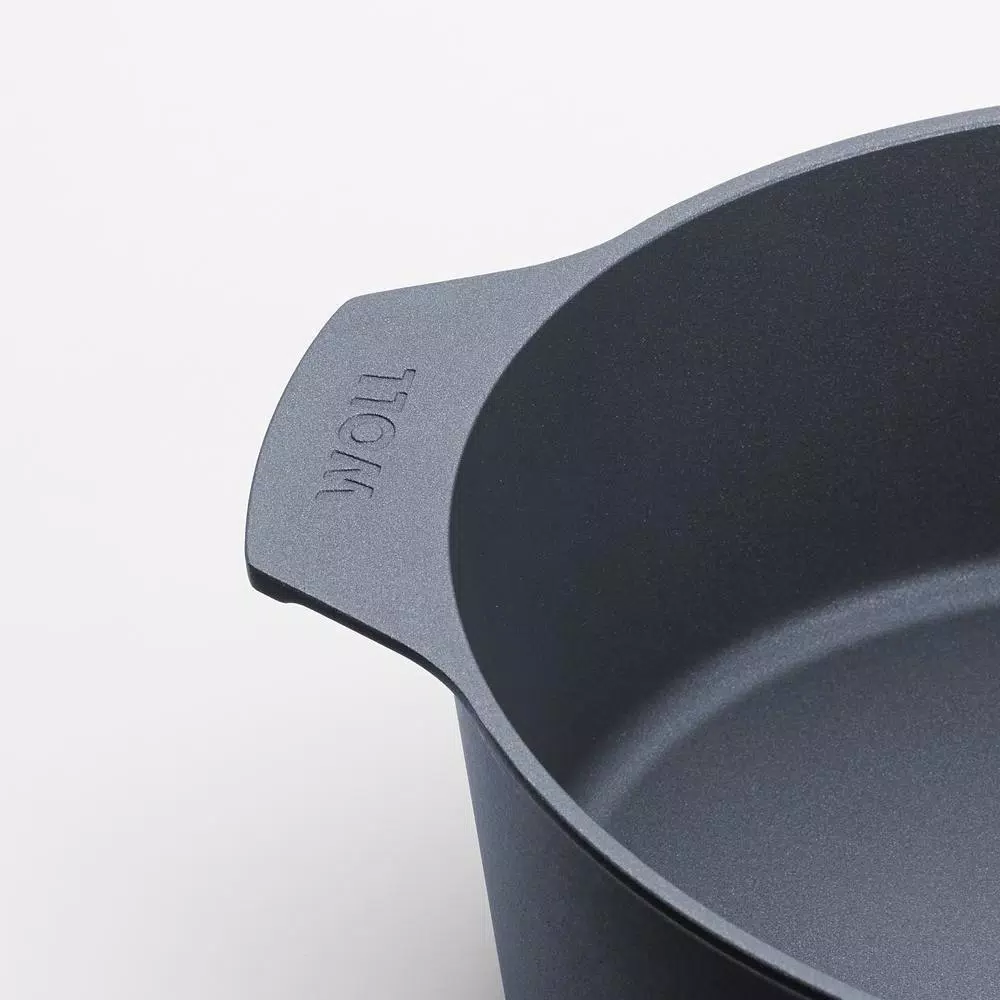 Woll Professional 6.3 Qt. Non-Stick Cast Aluminum Oval Roaster with Glass Lid
