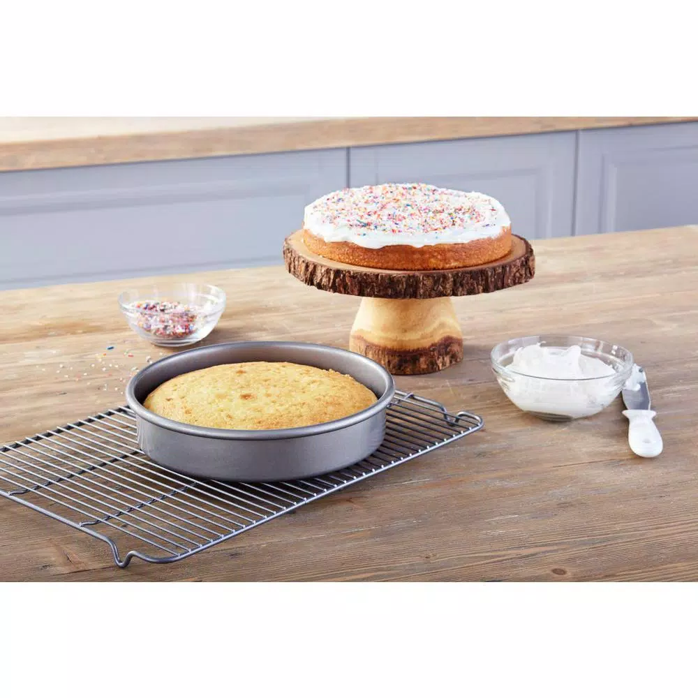 Chicago Metallic Commercial II 9 in. Round Non-Stick Aluminized Steel Cake Pan