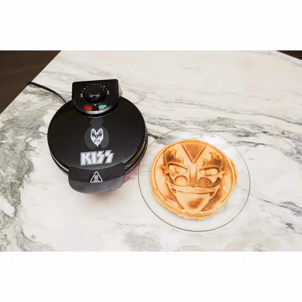 Uncanny Brands Black Kiss Demon American Waffle Maker, 900W Non-Stick Waffle Iron with 5 Temperature Settings