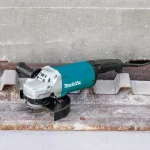 Makita GA9060 9 in. Angle Grinder, 15 Amp, 6600 rpm thumbnail 2