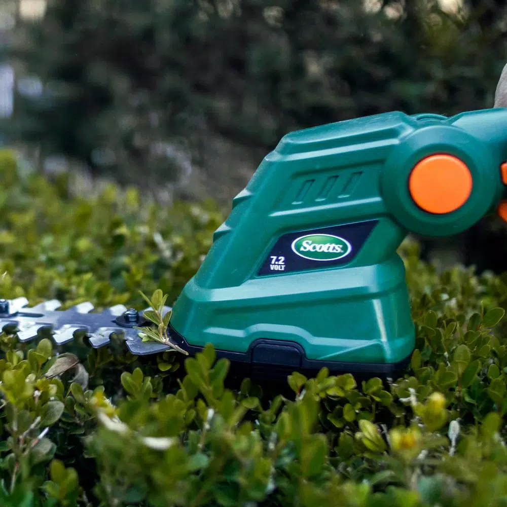 Scotts 7.2V Cordless Telescoping Pole Shrub Trimmer with 2 Ah Battery and Charger