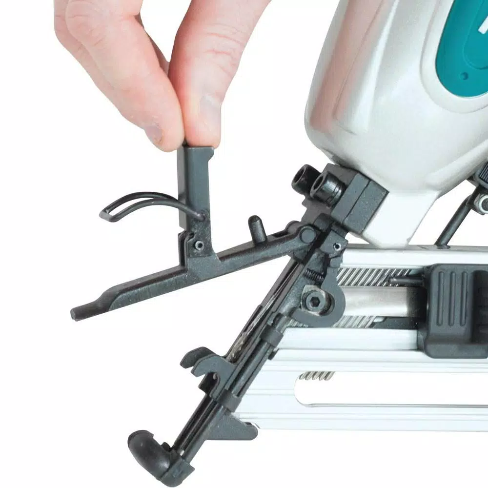 Makita 15-Gauge 34° Angled Finish Nailer, 1-1/4 in. to 2-1/2 in.