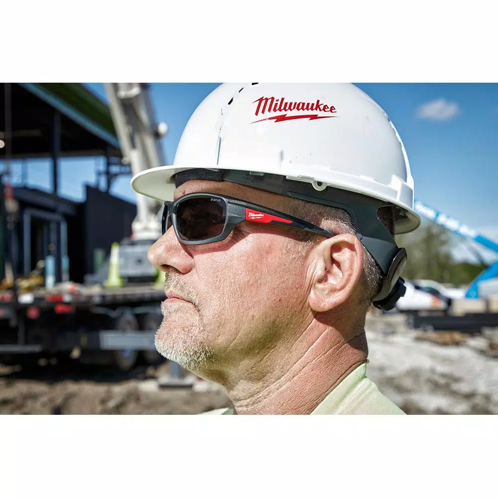Milwaukee M18 FUEL 18-Gauge Brushless Cordless Gen II Brad Nailer & Safety Glasses Kit